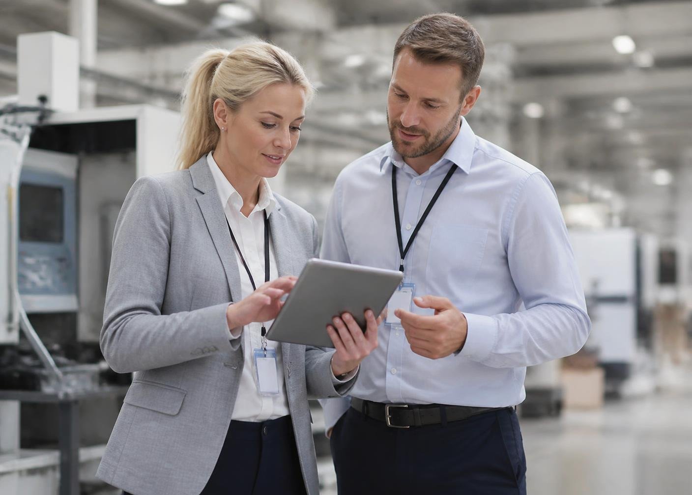 Gestores de marketing e RH de empresa industrial analisando materiais de comunica&ccedil;&atilde;o corporativa dentro da planta